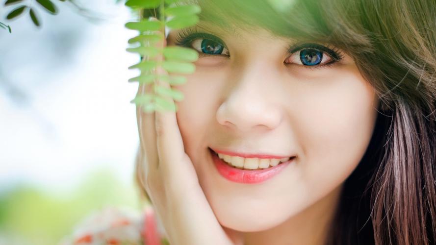 重庆高温天气持续 大熊猫洗冰水浴防暑降温